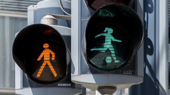 Campionato europeo femminile, a Basilea spuntano i semafori dedicati alle calciatrici