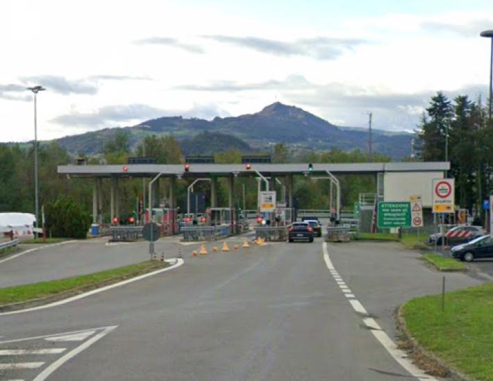 Auto sbatte contro il guard rail sull'Autocisa a Fornovo