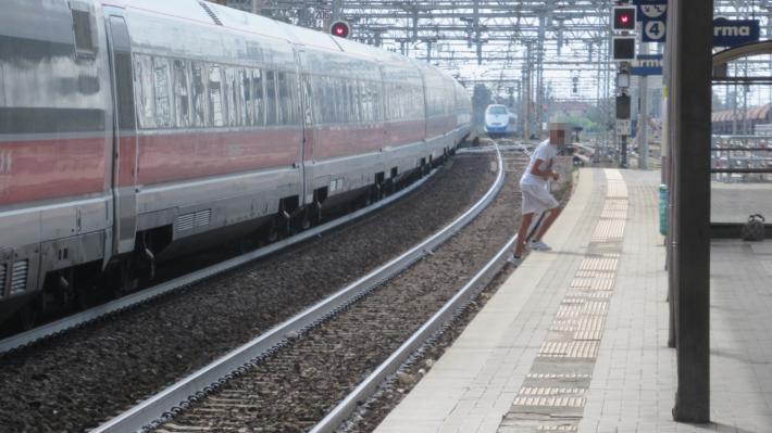 Due treni sui binari&hellip; E c&rsquo;&egrave; un &ldquo;intruso