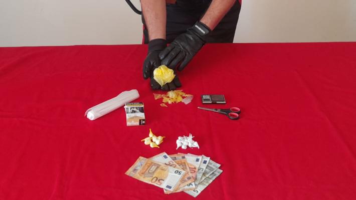 Fermato in bici con 2 dosi di cocaina nascoste nel pacchetto di sigarette. In un affittacamere del centro rinvenuti altri 45 grammi e materiale per il confezionamento. Arrestato 25enne straniero