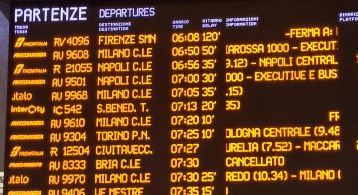 Sciopero dei treni, a Napoli cancellata la met&agrave; dei collegamenti