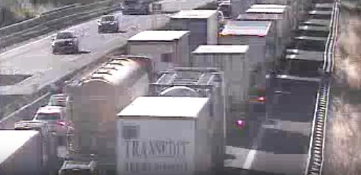 Camion di sabbia si ribalta in A1, code nel Reggiano