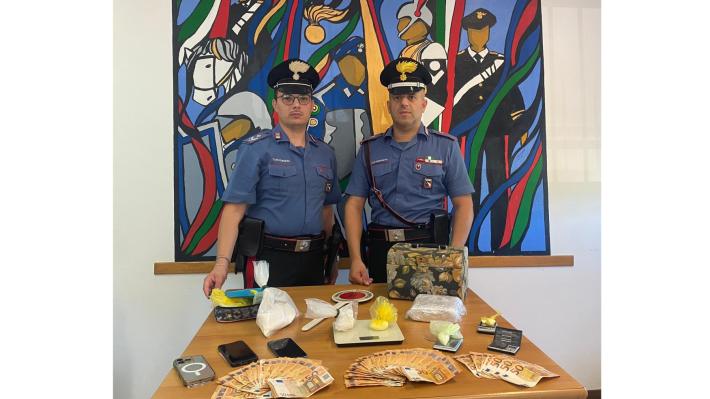 Cocaina, documenti rubati e soldi contanti: arrestati padre, madre e figlio durante perquisizione 