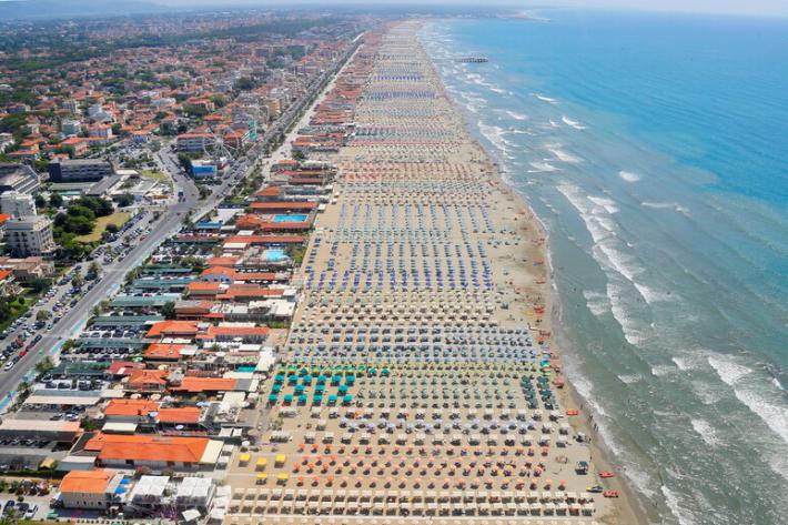 Minore ferisce 3 uomini in stabilimento balneare a Viareggio