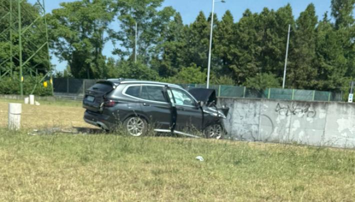 Strada Argini, incidente nella notte tra due auto: un ferito al Maggiore