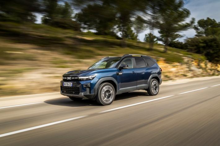 I plus del Suv di Dacia: spazio, comfort, dotazioni e full hybrid. Da 24.800 euro 