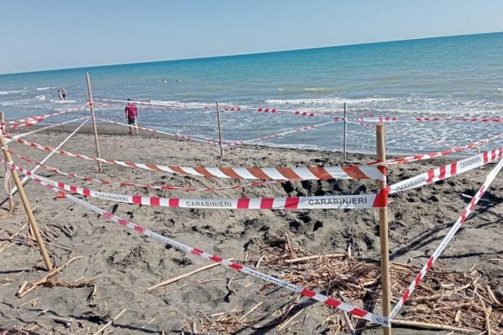 Morto sotto la sabbia, padre indagato per omicidio colposo