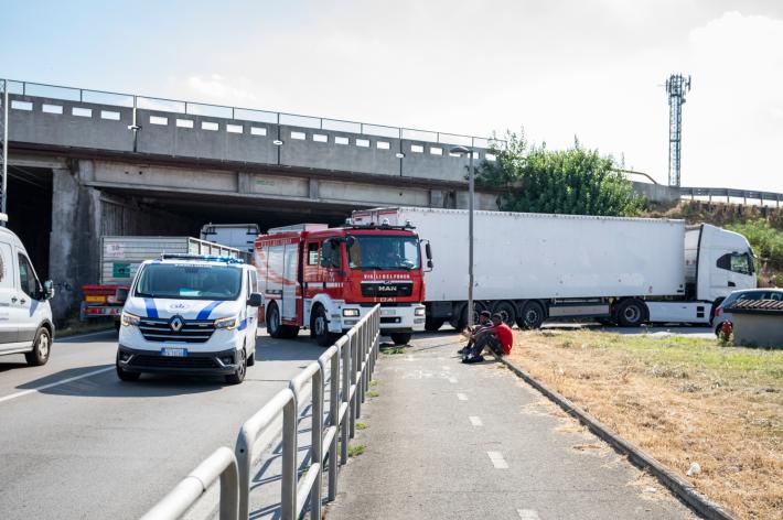 Bici travolta da un camion: un ferito grave a Chiozzola 
