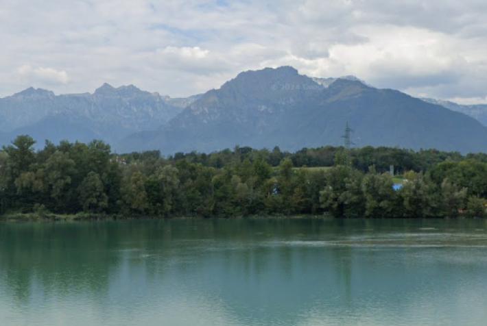 Per una foto si arrampica su un costone che cede: morta una 16enne