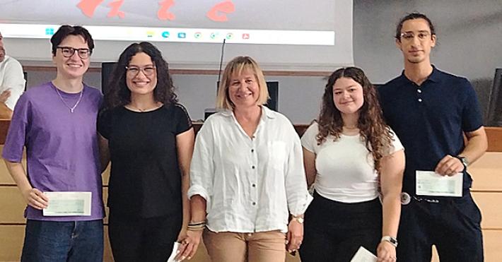 Lacrime e saluti per i maturandi. &laquo;Arrivederci ragazzi&raquo;. E il Bodoni celebra i suoi alunni migliori 