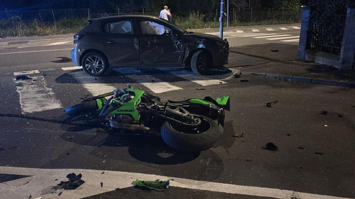 Scontro auto-moto: un ferito grave in via Cremonese 