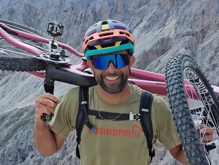 Il biker influencer Andreas Tonelli muore dopo una caduta in bici in Val Gardena 