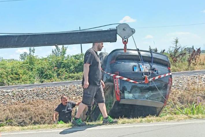 Auto si ribalta e finisce nel canale a Sorbolo
