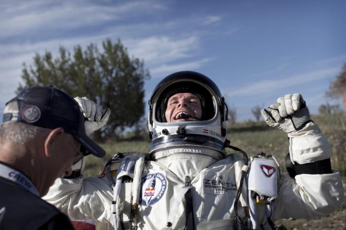 Ha un malore, precipita col parapendio e muore: addio a Felix Baumgartner, icona delle imprese estreme 