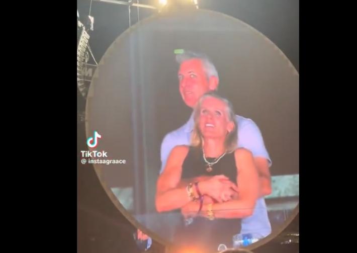 La telecamera fa scoprire una coppia "clandestina" al concerto dei Coldplay - Video 