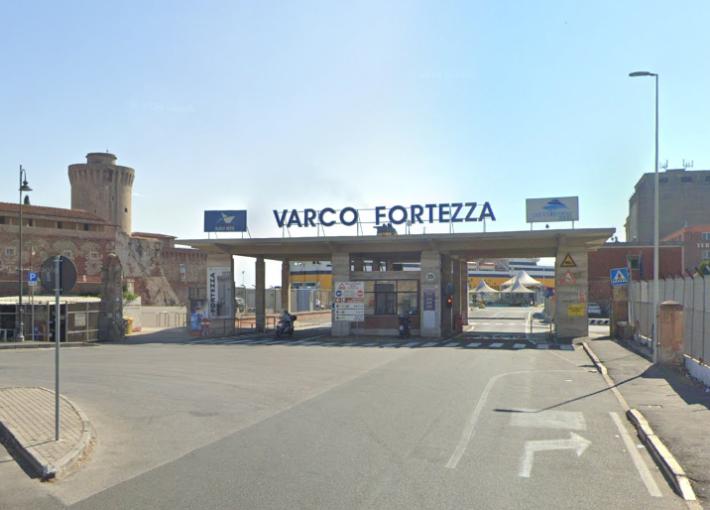 Allarme bomba a bordo di un traghetto a Livorno, controlli in corso