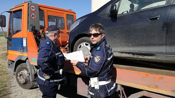 Alla guida senza mai aver preso la patente: giovane nei guai