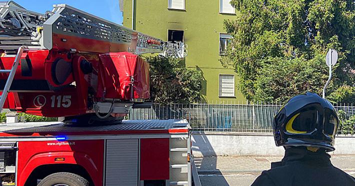 Appartamento prende fuoco: danni e un gattino morto