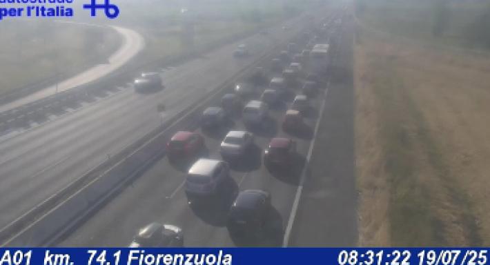 Traffico in autostrada: code a tratti in A1 e A14 verso la costa adriatica, in Autocisa 2 chilometri di coda