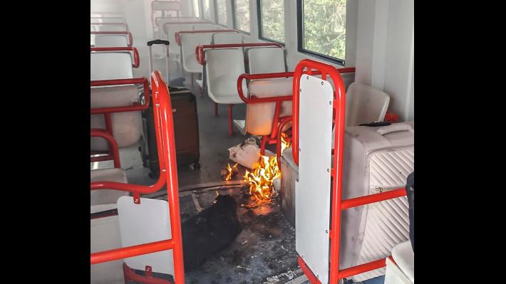 Circumvesuviana, fiamme su un treno: paura e disagi per gli utenti