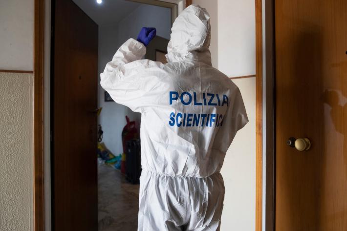 Omicidio-suicidio a Pisa, spara alla moglie e poi si uccide