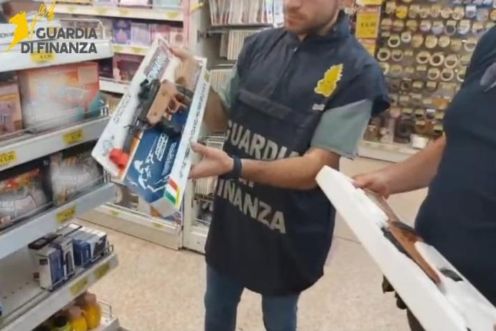 Dalla bigiotteria ai fucili per soft air: la Guardia di Finanza di Parma sequestra oltre 11mila prodotti in due negozi gestiti da cinesi 