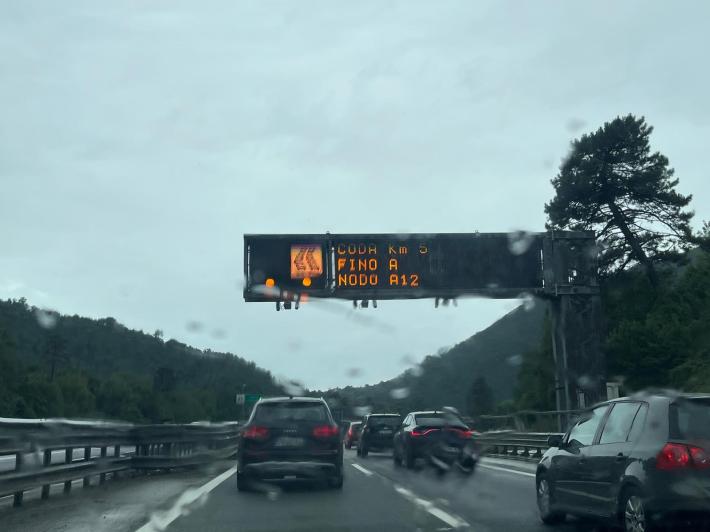 Traffico intenso verso il mare: lunga coda e rallentamenti in Autocisa tra Aulla e lo svincolo con l'A12 (8 chilometri)