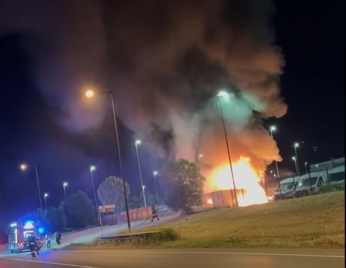 Rogo nella notte allo Spip: a fuoco due furgoni 
