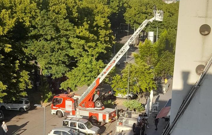 Via Sidoli, vigili del fuoco e 118 in azione per soccorrere una persona all'interno di un appartamento
