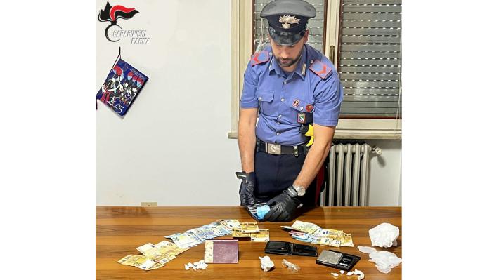 Fidenza: nasconde le dosi di cocaina nel bagno di un bar e esce di continuo per spacciare nelle vie limitrofe. nella sua casa di provincia i carabinieri trovano il grosso dello stupefacente, denaro in