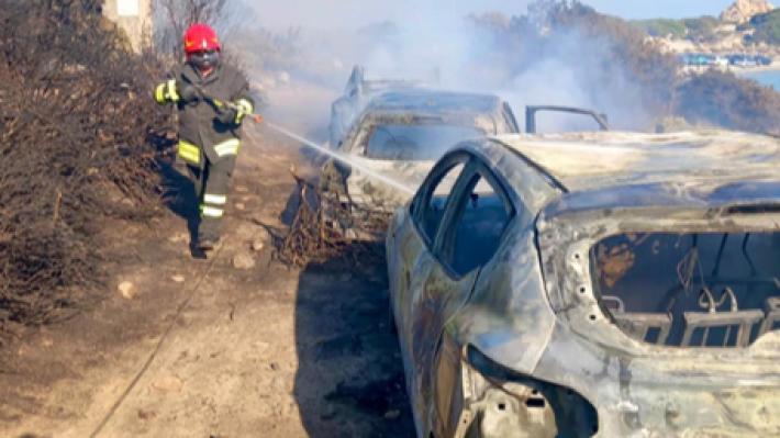 Fiamme a ridosso di una spiaggia a Villasimius: bagnanti in fuga 