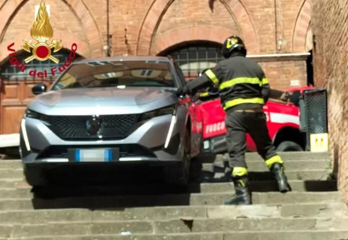 Si affidano a Gps e finiscono con l'auto sulla scalinata a Siena