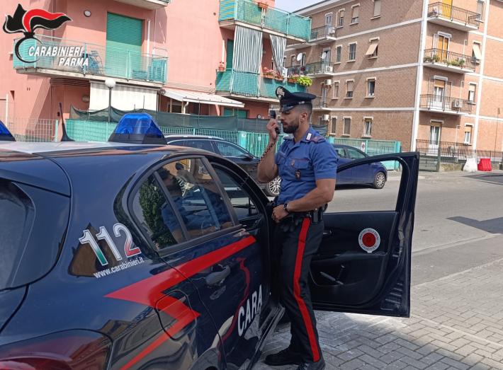 Parma: entra in chiesa, forza la porta del tabernacolo e si impossessa della pisside d&rsquo;argento, poi si allontana nascondendola sotto la maglietta. denunciato 40enne italiano