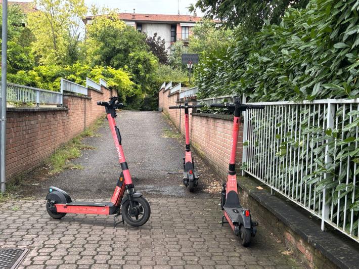 Monopattini elettrici, triplo parcheggio selvaggio nel quartiere San Lazzaro