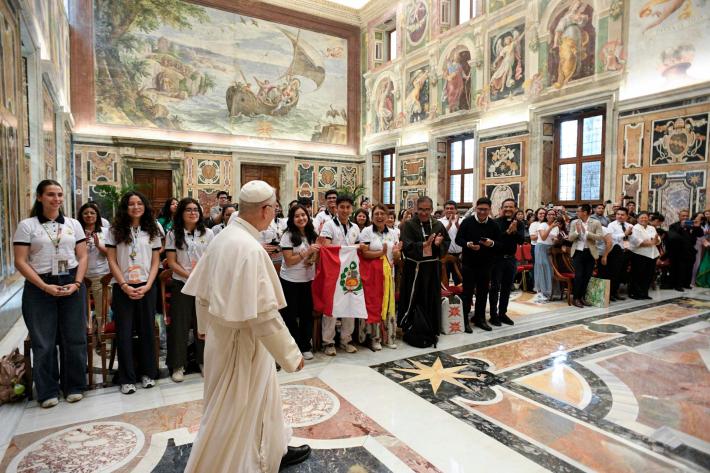 Il Papa a sorpresa in Piazza San Pietro per salutare i giovani