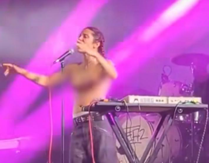 Palpeggiata durante un concerto:  per protesta una cantante si esibisce in topless 