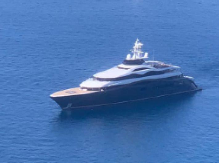 Tra Procida e Ischia spunta il giga yacht di Mark Zuckerberg: ma di lui... nessuna traccia