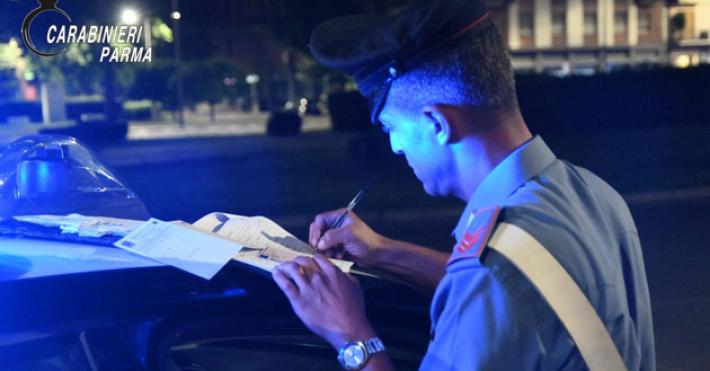 Sfonda una finestra e entra in una attivita&rsquo; commerciale in zona via emilia est ed asporta bottiglie di vino pregiato, un tablet e denaro contante . Denunciato 31enne starniero