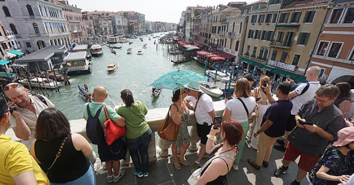 L'overtourism &egrave; una piaga ma non &egrave; colpa dei turisti