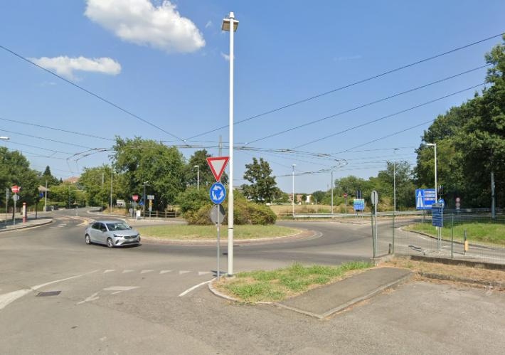 Scontro auto-scooter nella rotatoria di strada Farnese: due feriti