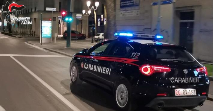 Parma: tentano di rubare i pneumatici di un&rsquo;auto in sosta. Un cittadino li vede e chiama i carabinieri. Furto sventato e responsabili identificati e denunciati.  