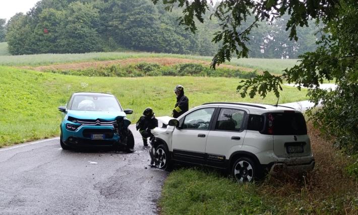 Scontro frontale tra due auto vicino a Terenzo