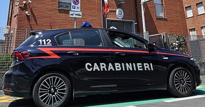 Si aggirano con fare sospetto nel parcheggio di un supermercato. Fermati e perquisiti, salta fuori una pistola &ldquo;scaccia cani&rdquo; senza tappo rosso armata e una scatola di munizioni. Denunciati due ragazz