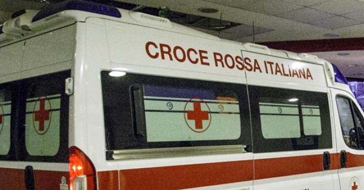 Si schiantano con la Porsche rubata, muore un ragazzo