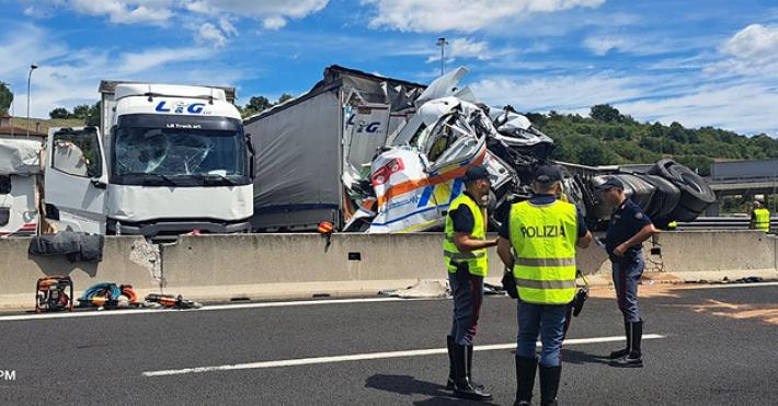 Camion salta corsia A1, 3 morti su un'ambulanza 