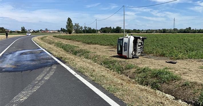 Martorano, auto esce di strada e si ribalta su un fianco: una persona incastrata - In aggiornamento