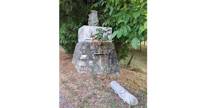 Crollata la colonna del monumento ai caduti di Grotta