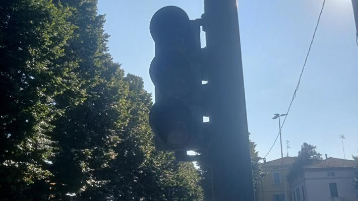 Segnalazione da via Spezia: "I semafori sono spenti"