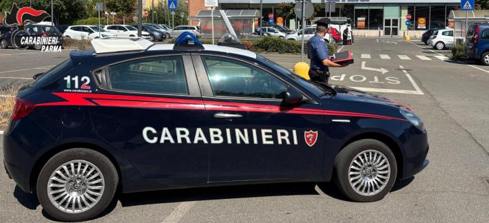Fanno "spesa" al supermercato senza pagare, ma l&igrave; c'&egrave; un carabiniere fuori servizio: denunciati tre giovanissimi