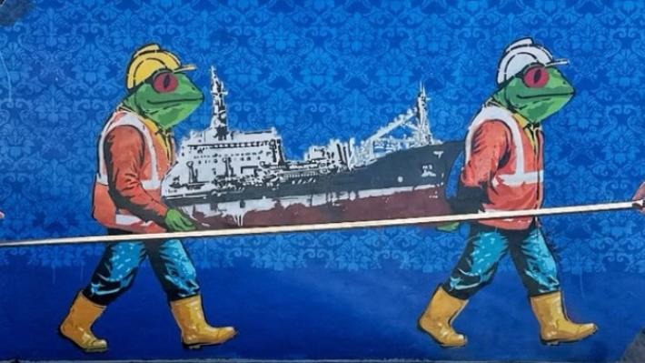 Nave incagliata, un murale di 40 metri davanti al pontile